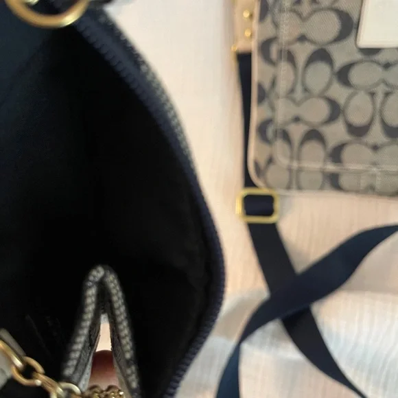 Vintage Coach Print cross body navy/white canvas strap - Picture 8 of 11